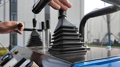 Mini chargeuse compacte sur chenilles T460